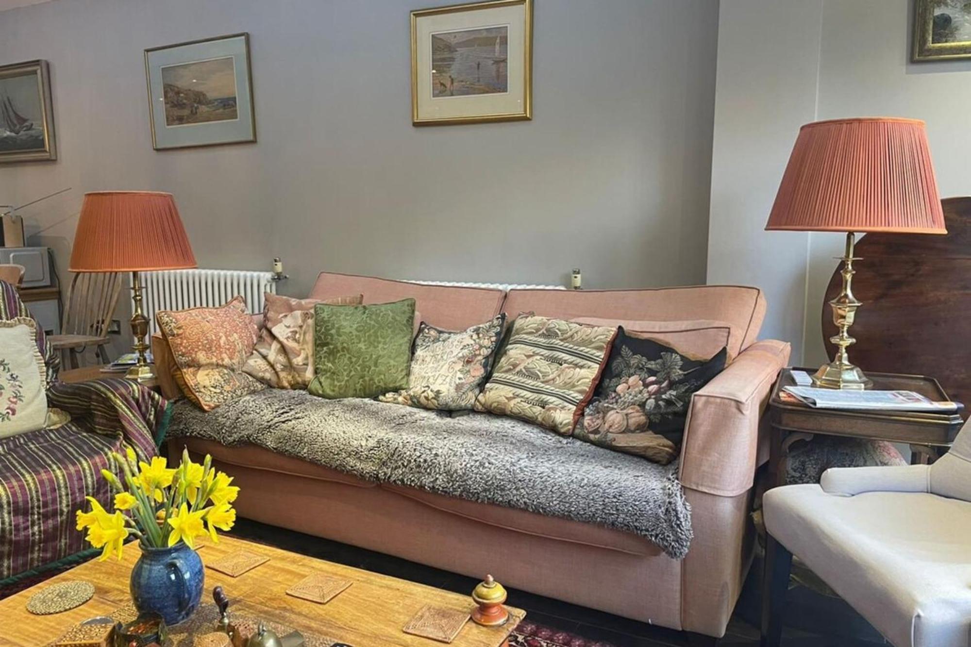 Luxurious 1 Bedroom Flat With Private Garden *
